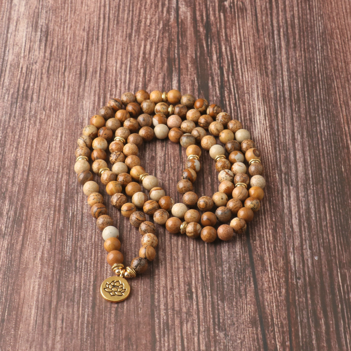 Radbandsinspirerat smycke av runda ädelstenspärlor med lotushänge