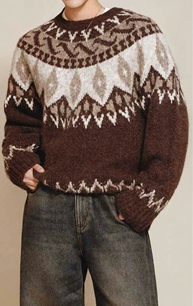 Ge vintern lite extra värme med denna jacquardstickade tröja med rund hals i traditionellt motiv