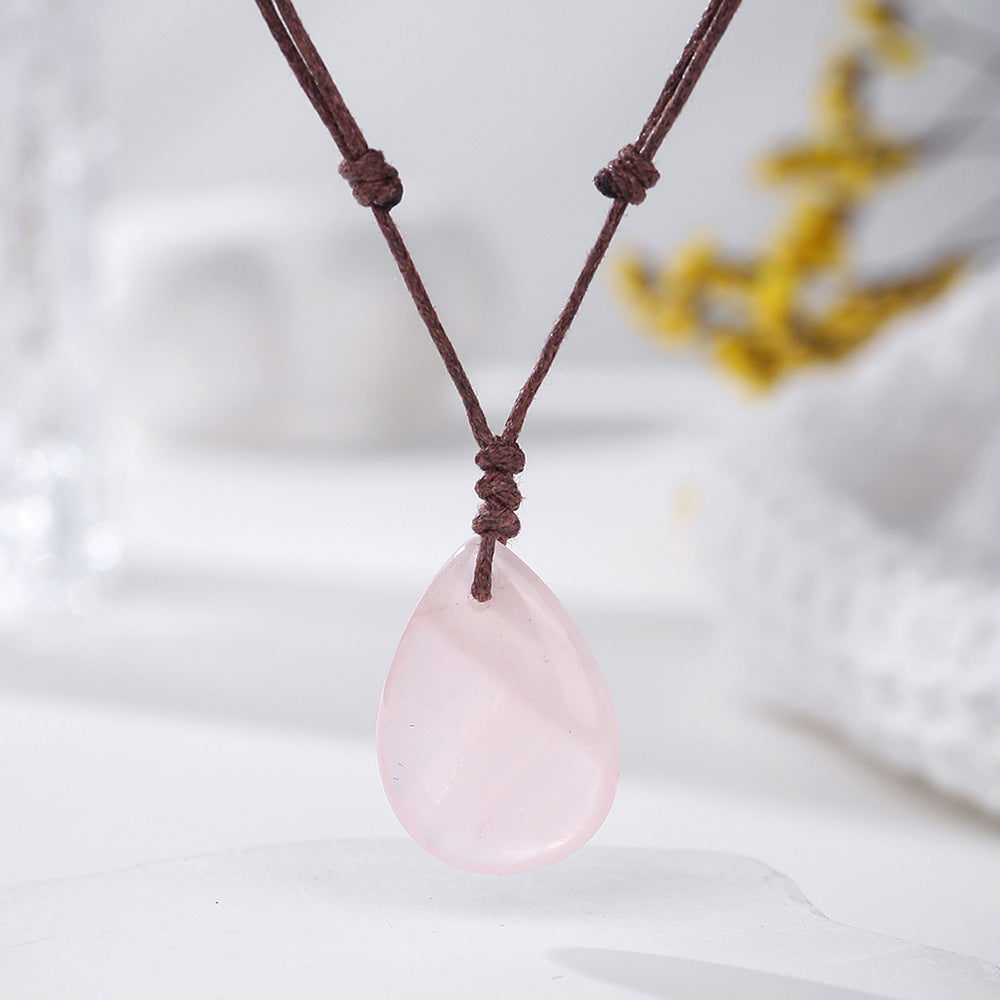 Handvävt halsband med naturligt kristallhänge i vattendroppsform