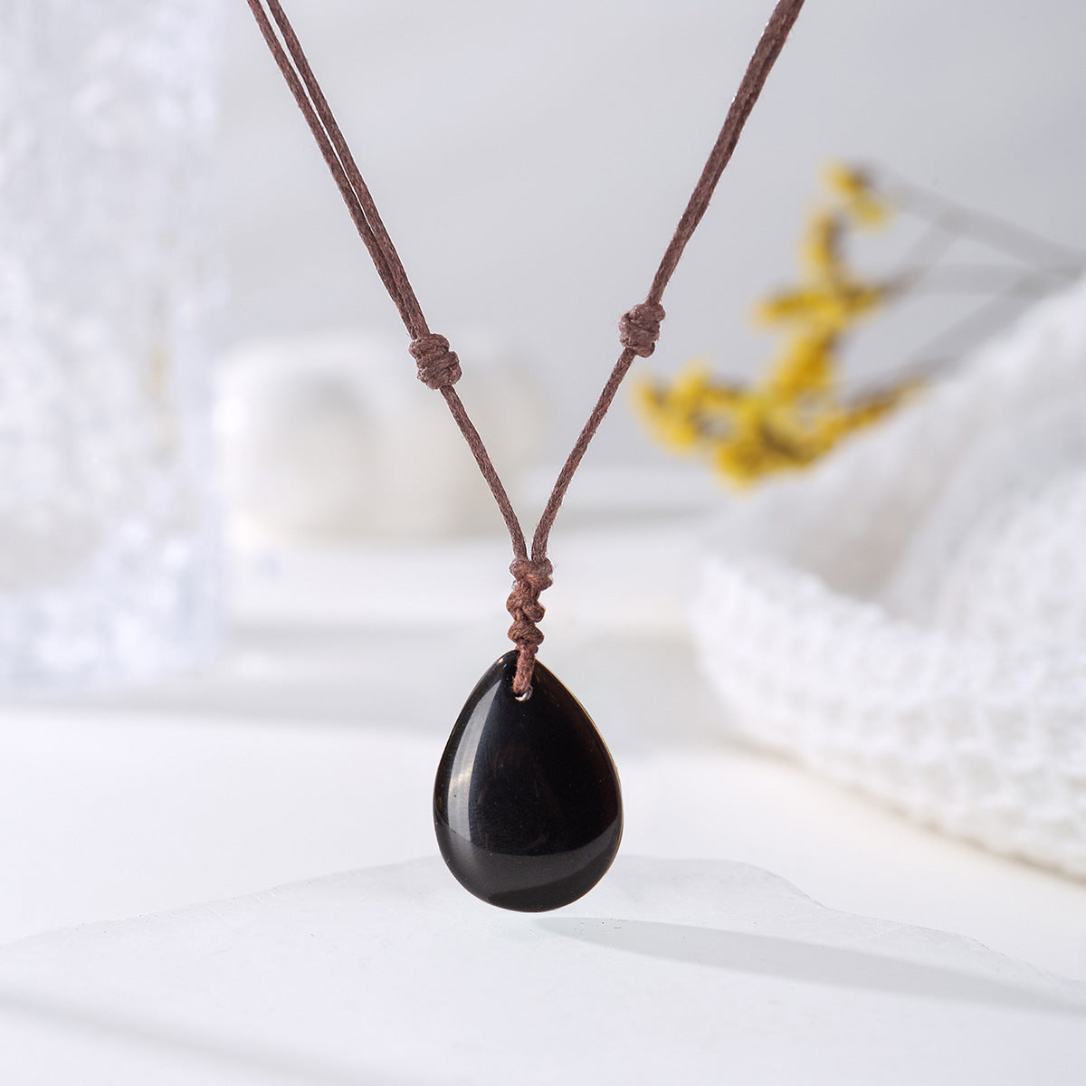 Handvävt halsband med naturligt kristallhänge i vattendroppsform