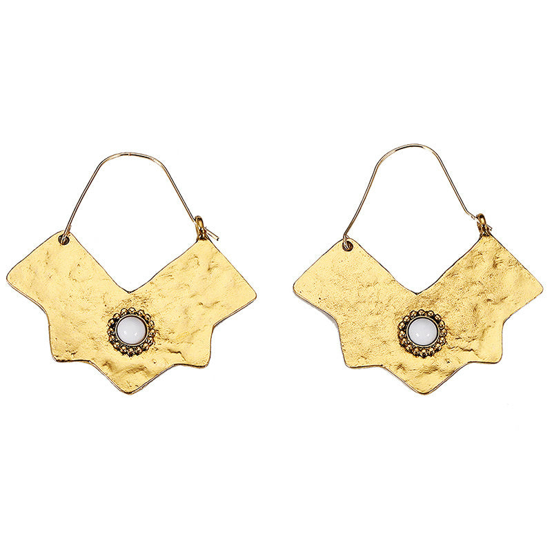 Gyllene örhängen med pärlglans i mitten och skarpa linjer - mystiskt och unikt!