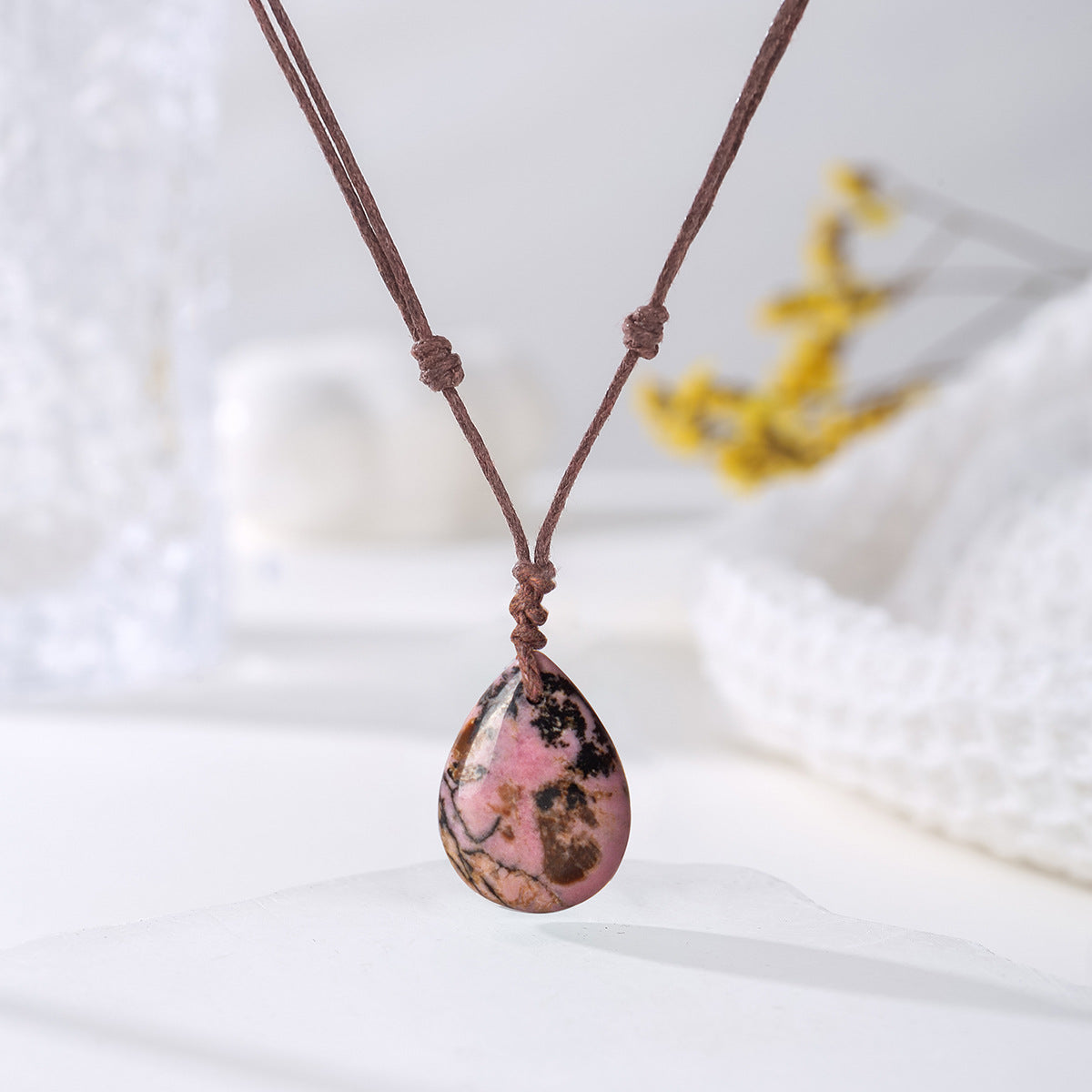 Handvävt halsband med naturligt kristallhänge i vattendroppsform