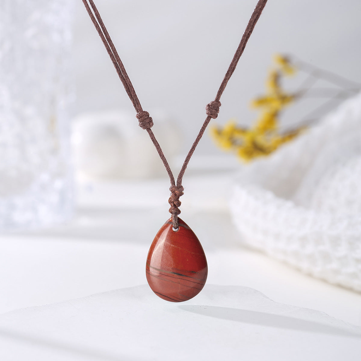 Handvävt halsband med naturligt kristallhänge i vattendroppsform