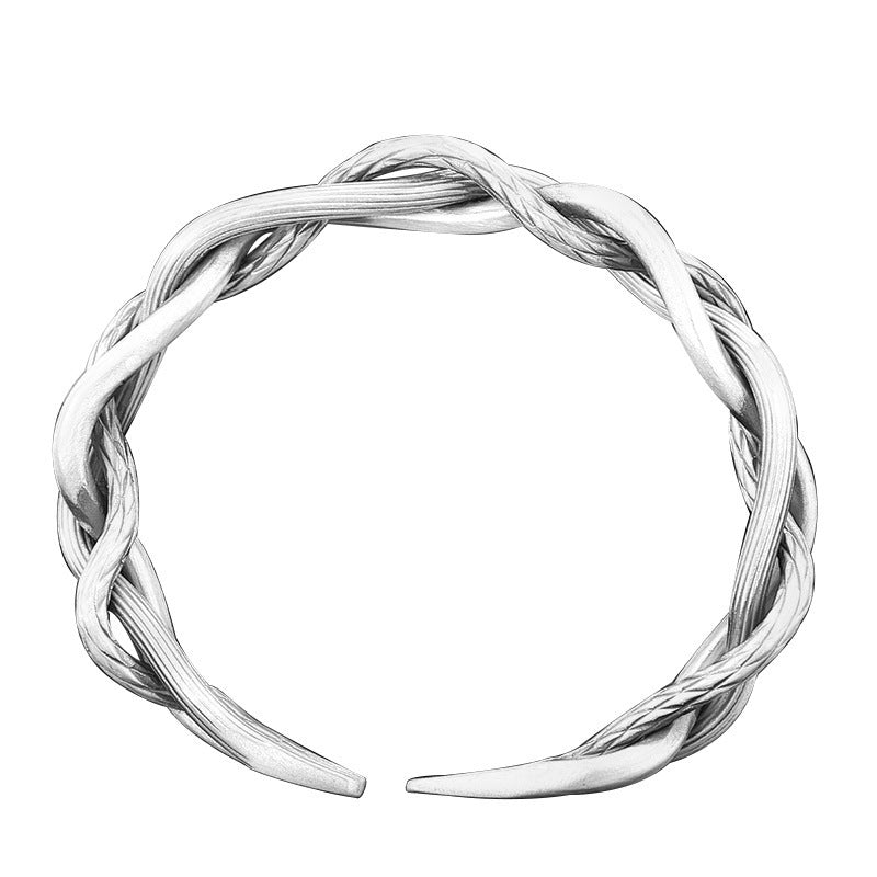 Elegant armband i silver med tvinnad design och justerbar passform - där skönhet, styrka och själ möts.