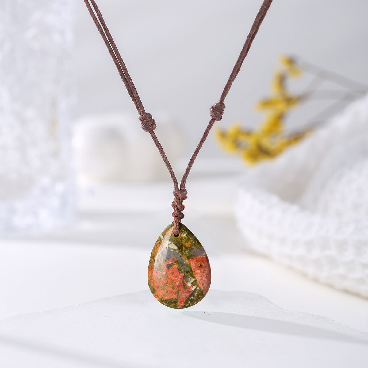 Handvävt halsband med naturligt kristallhänge i vattendroppsform