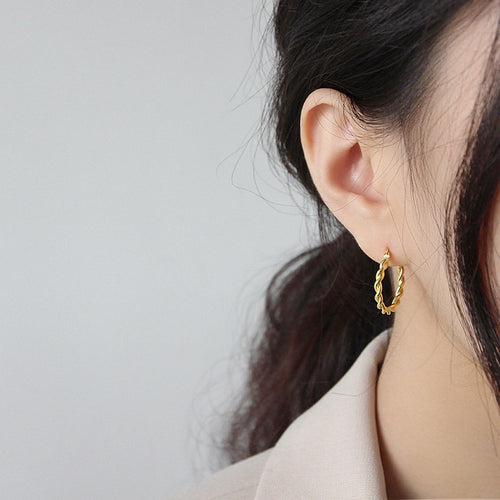 3. Handgjorda silverörhängen | Loop & Twist
