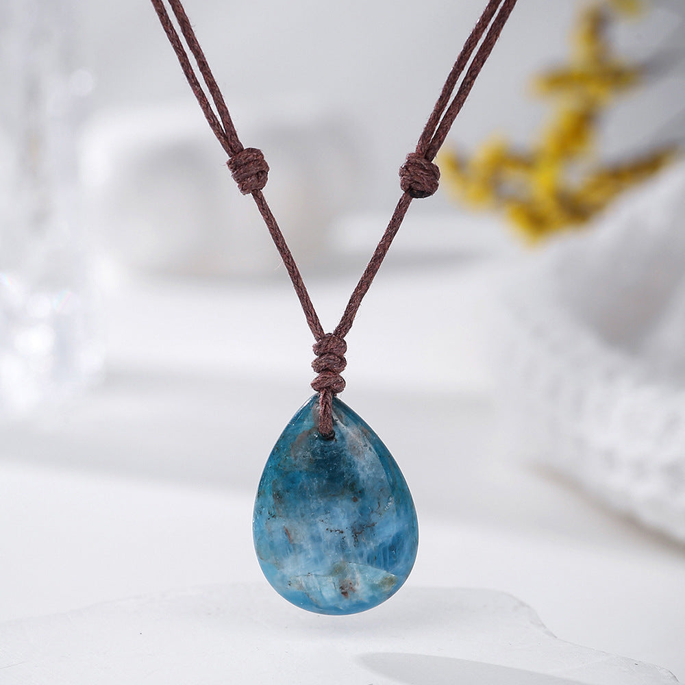 Handvävt halsband med naturligt kristallhänge i vattendroppsform