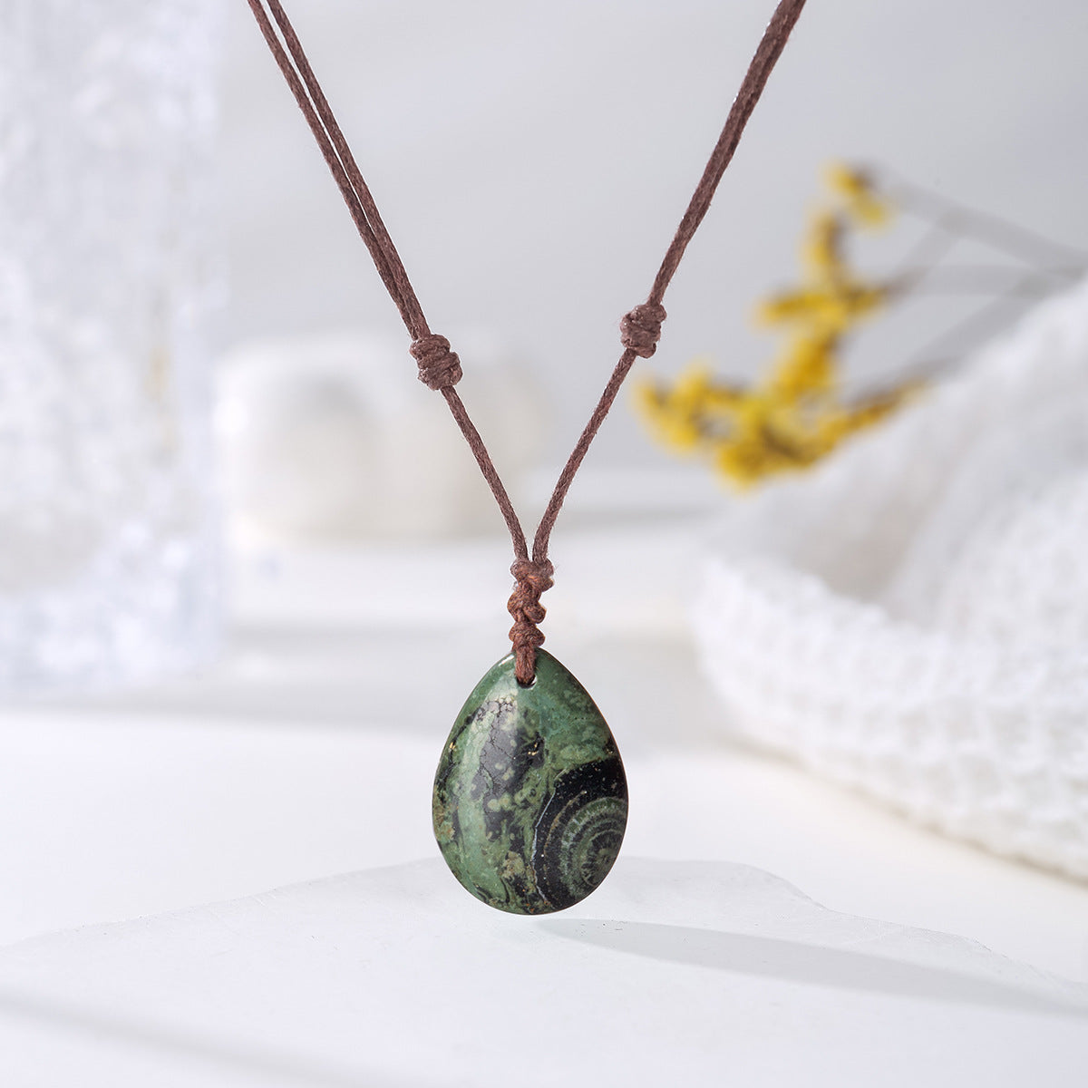 Handvävt halsband med naturligt kristallhänge i vattendroppsform