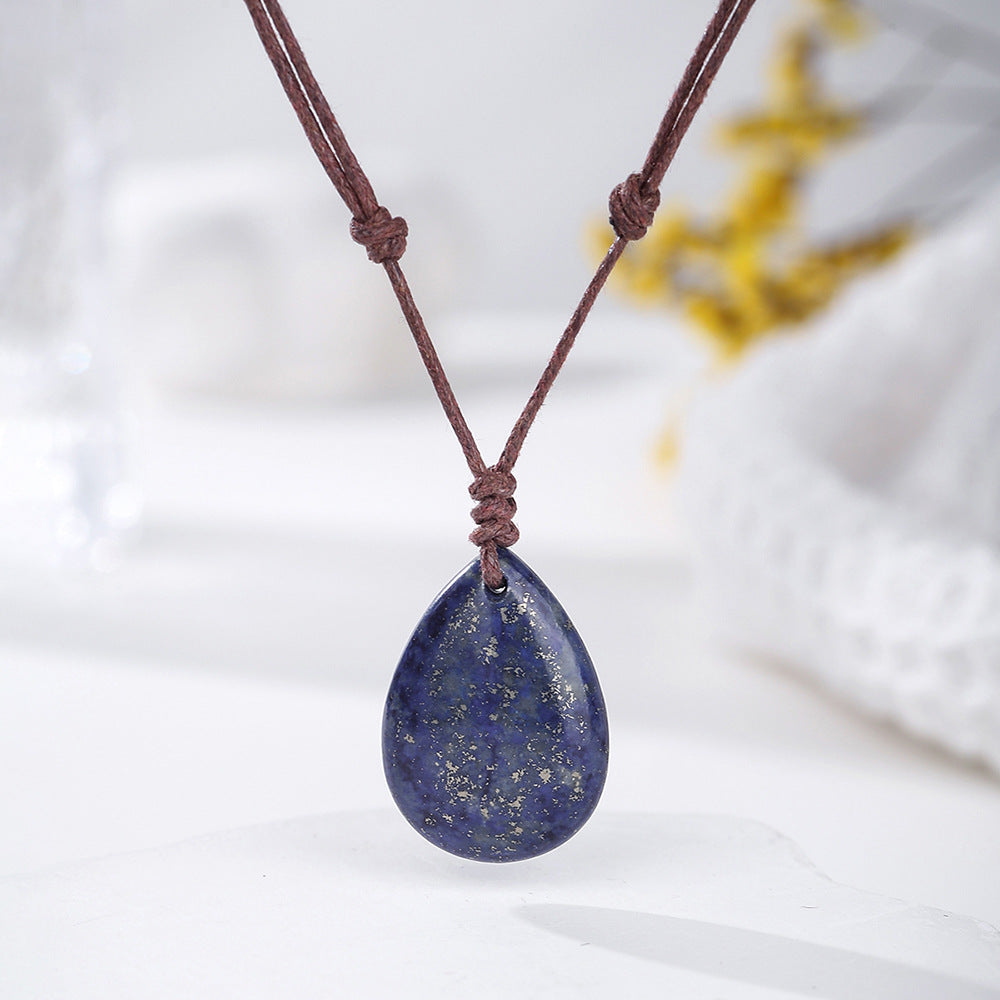 Handvävt halsband med naturligt kristallhänge i vattendroppsform