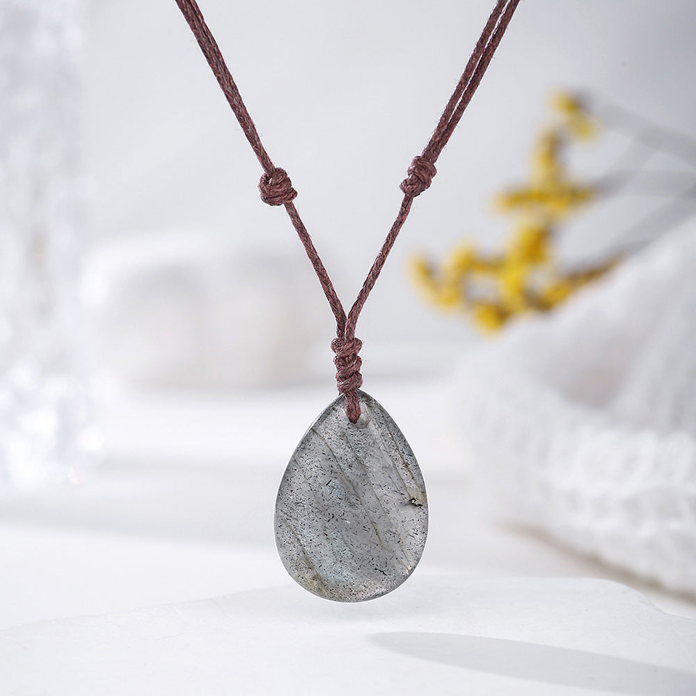 Handvävt halsband med naturligt kristallhänge i vattendroppsform