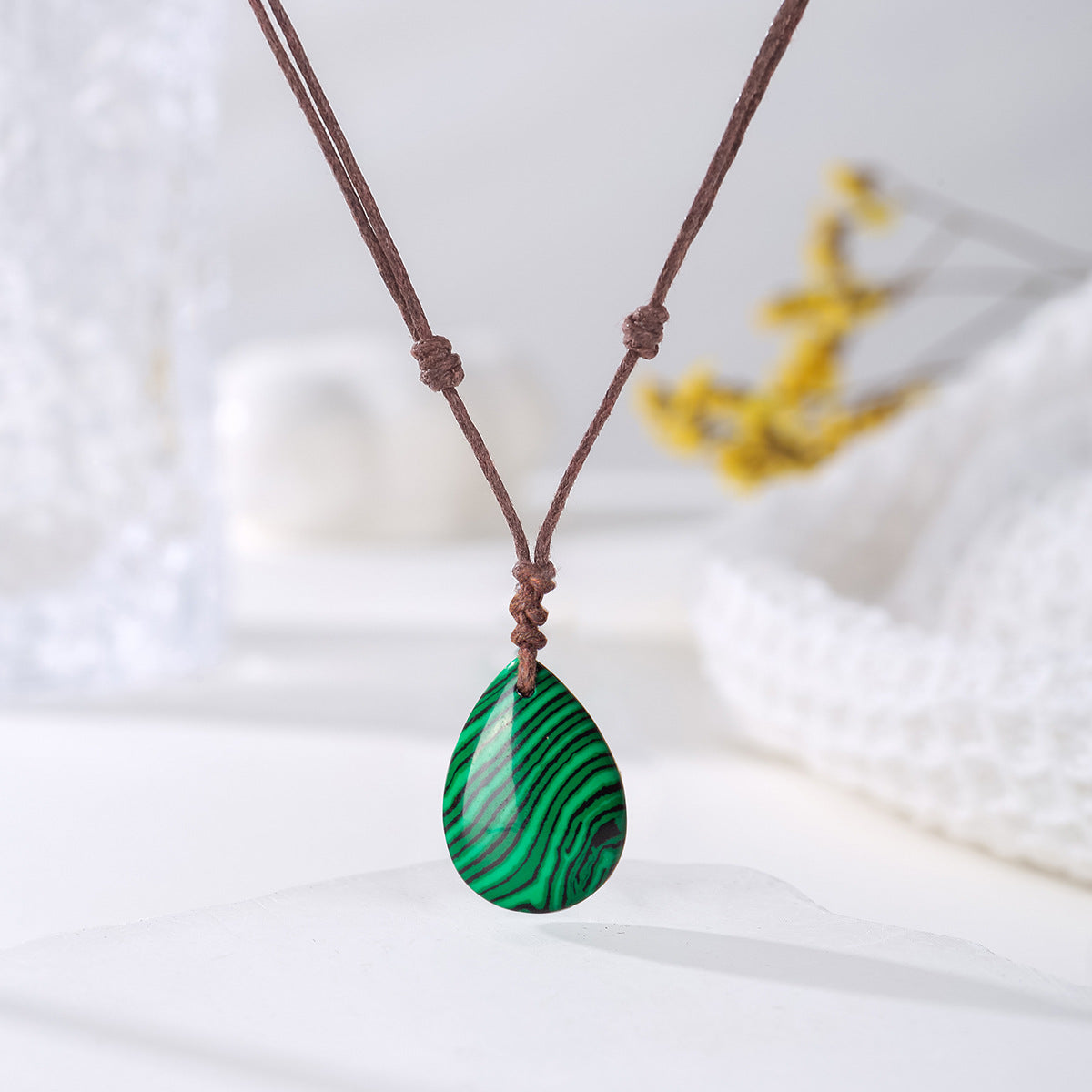 Handvävt halsband med naturligt kristallhänge i vattendroppsform