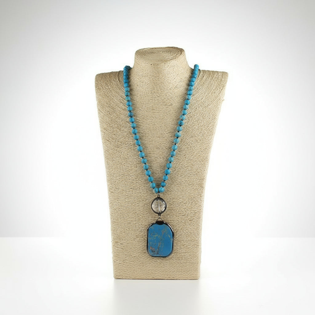 Vintageinspirerat halsband av naturliga stenar i bohemisk stil med global inspiration