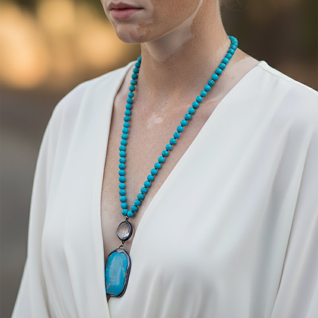 Vintageinspirerat halsband av naturliga stenar i bohemisk stil med global inspiration