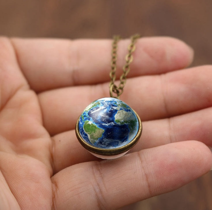 Bär världen nära hjärtat - dubbelsidigt halsband med motiv av jorden