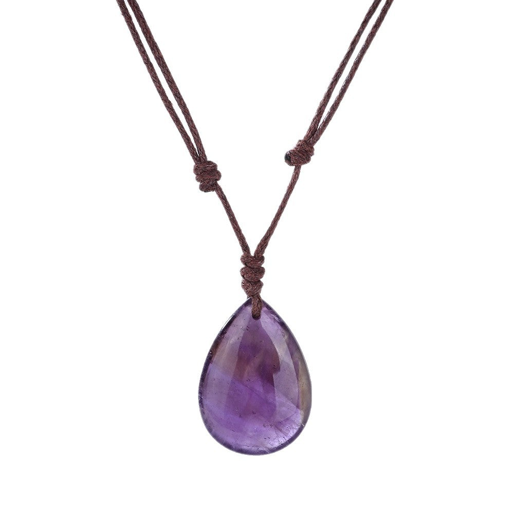 Handvävt halsband med naturligt kristallhänge i vattendroppsform