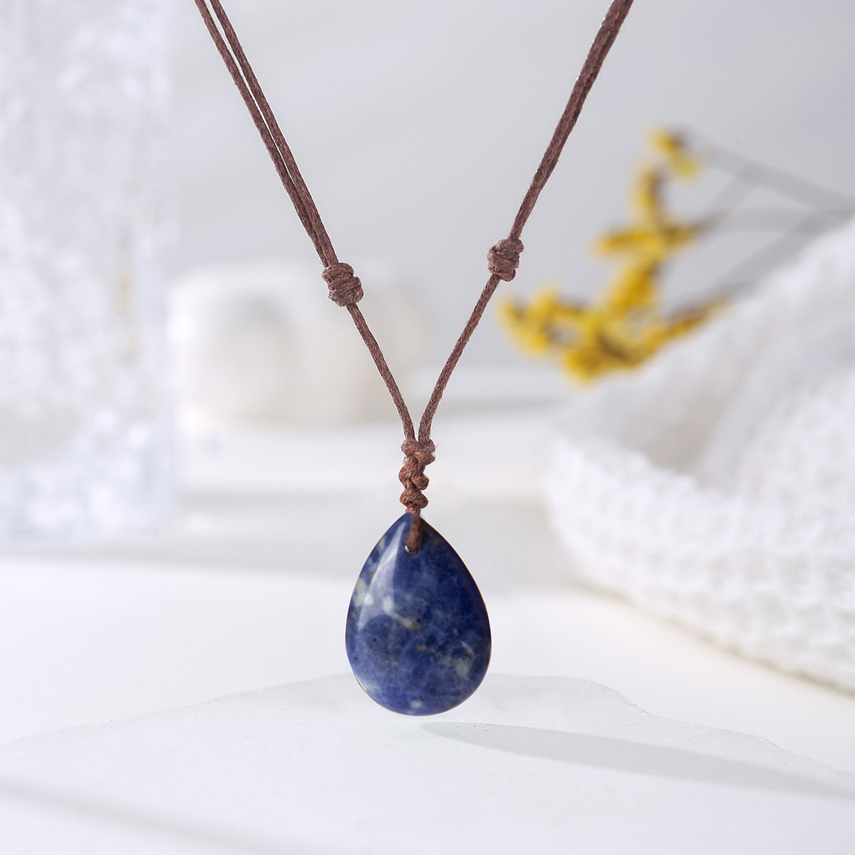 Handvävt halsband med naturligt kristallhänge i vattendroppsform