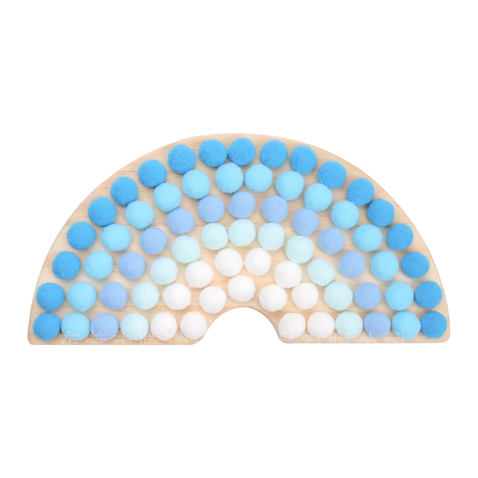 Färgglad kreativ leksak där små händer bygger med fluffiga pompombollar i regnbågens alla färger