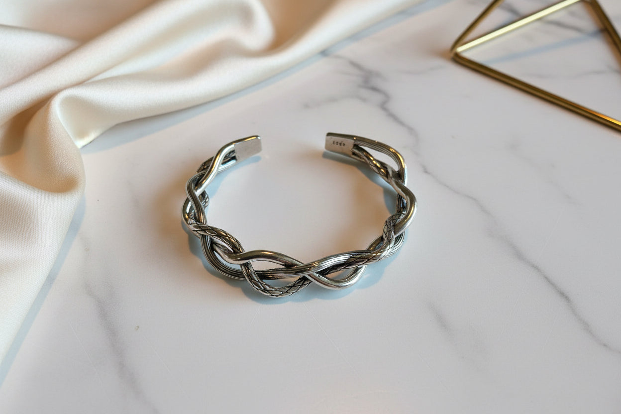 Elegant armband i silver med tvinnad design och justerbar passform - där skönhet, styrka och själ möts.