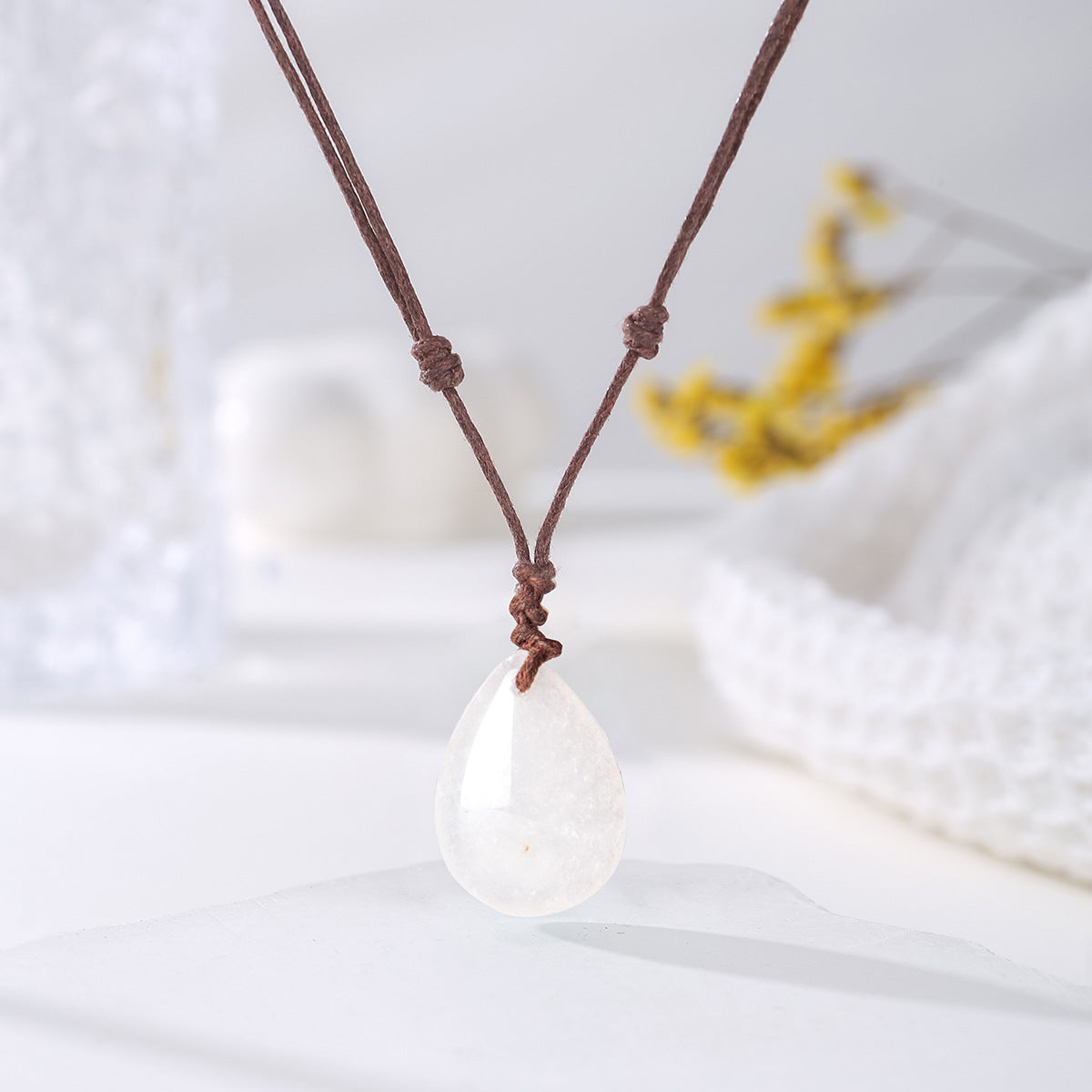 Handvävt halsband med naturligt kristallhänge i vattendroppsform