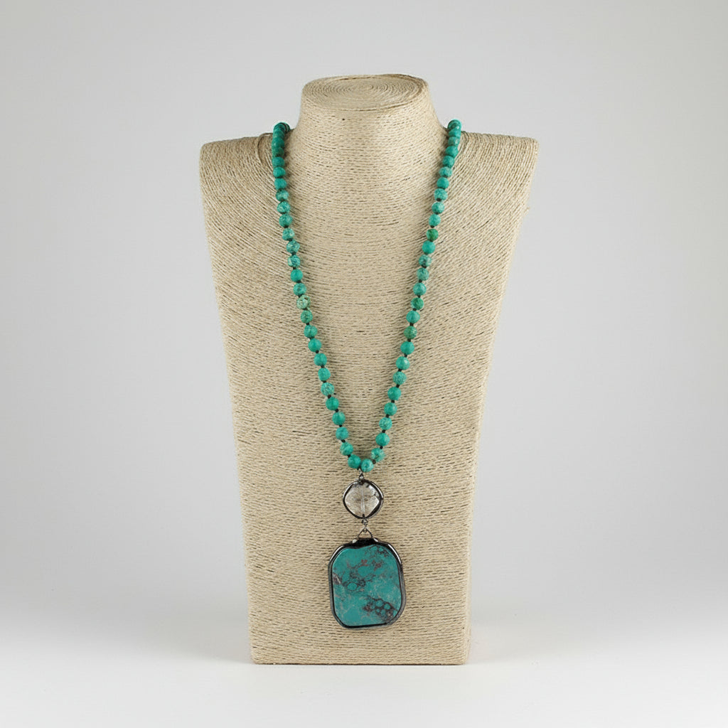 Vintageinspirerat halsband av naturliga stenar i bohemisk stil med global inspiration