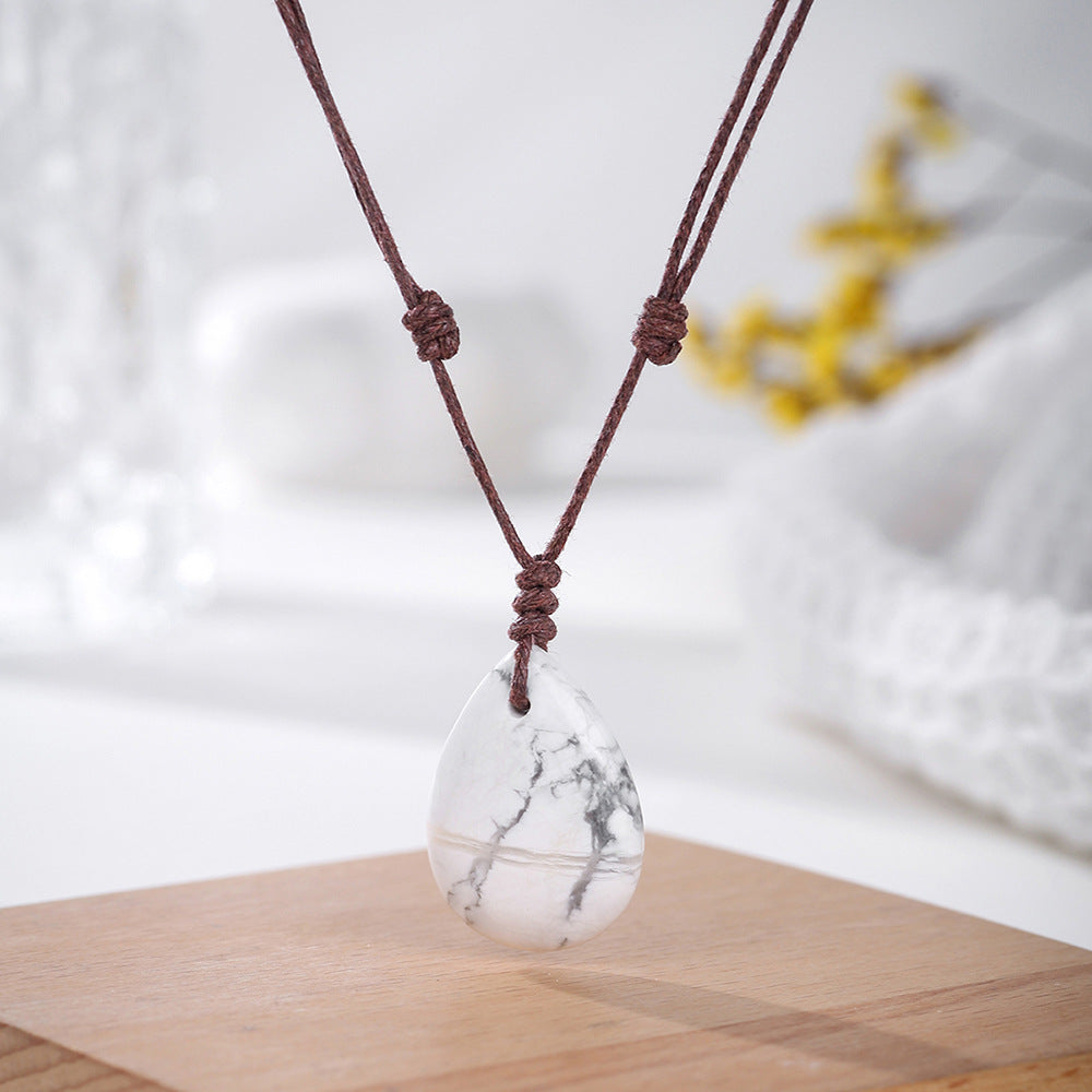 Handvävt halsband med naturligt kristallhänge i vattendroppsform