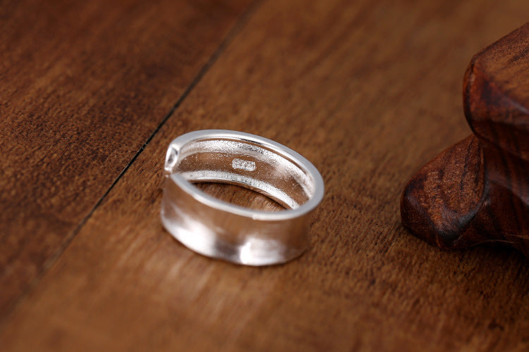 Justerbar ring i frostat silver - stilren geometri och tidlös design!