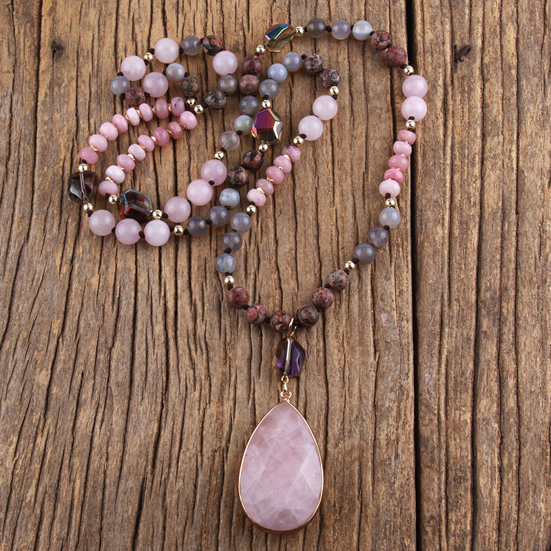 Vintageinspirerat halsband av naturliga stenar i bohemisk stil med global inspiration