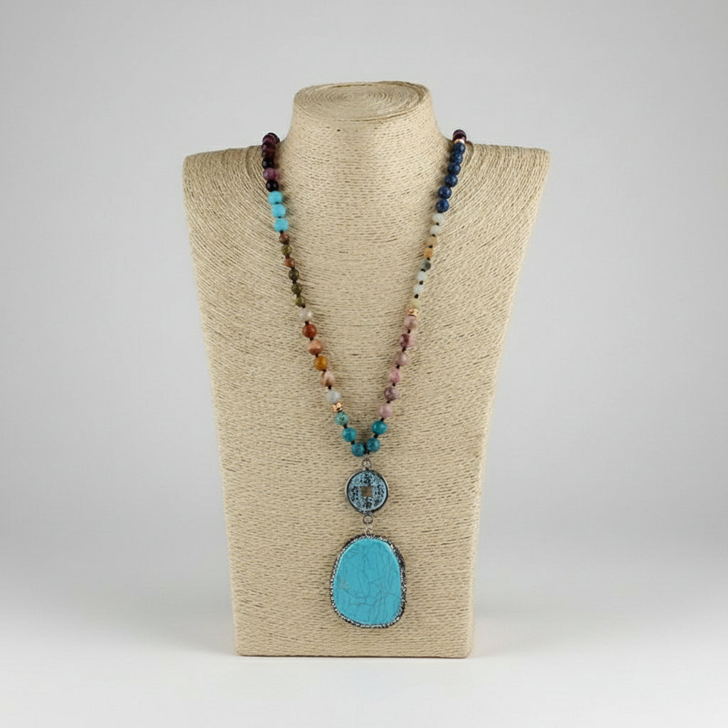 Vintageinspirerat halsband av naturliga stenar i bohemisk stil med global inspiration