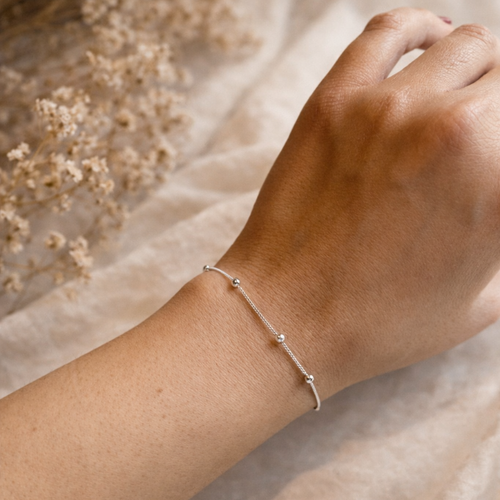Armband i silver | Med små eleganta pärlor