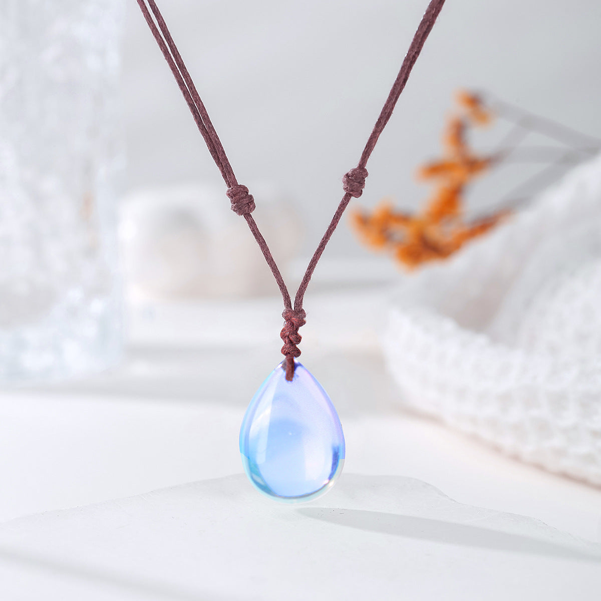 Handvävt halsband med naturligt kristallhänge i vattendroppsform