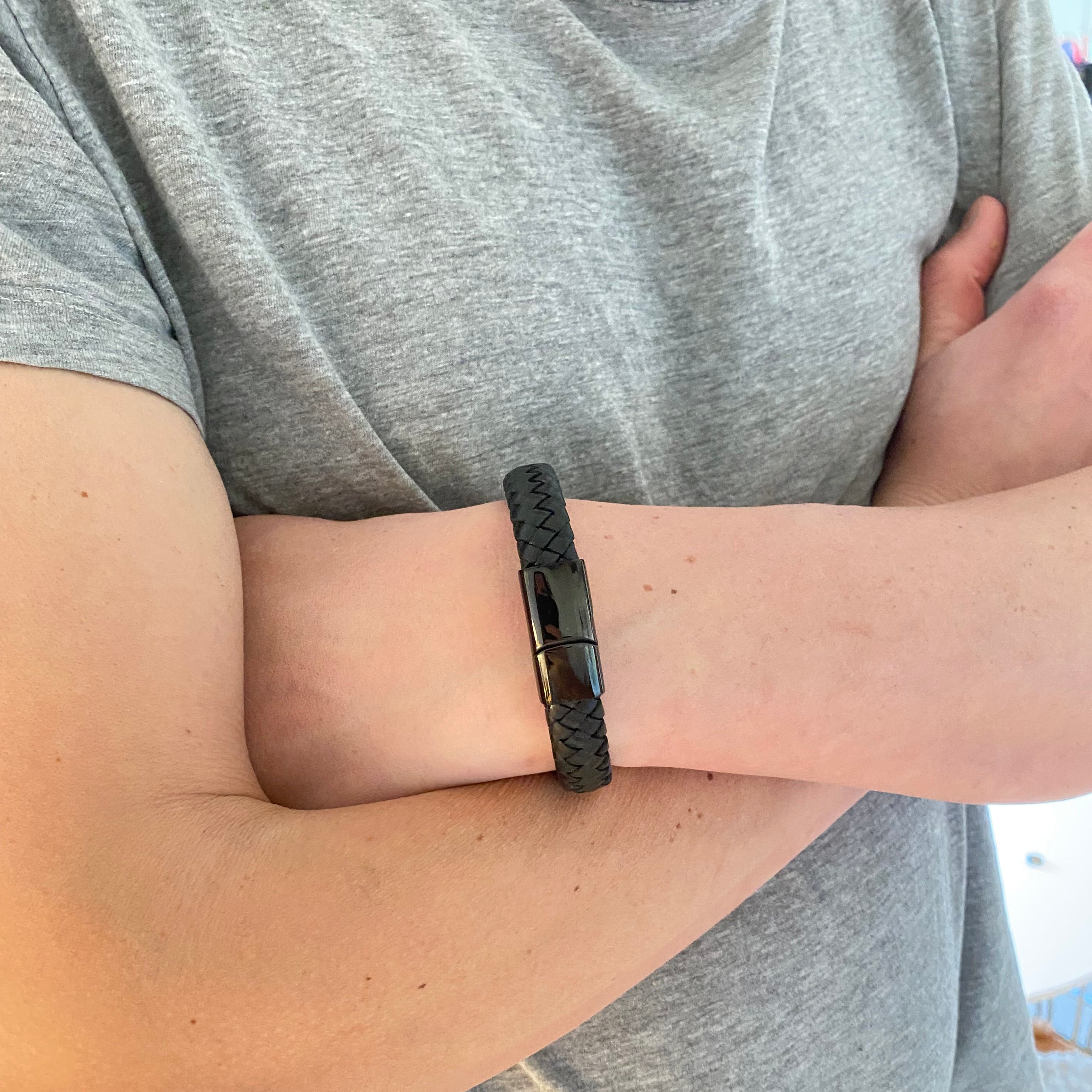 Läderarmband med magnetlås – rustik balans