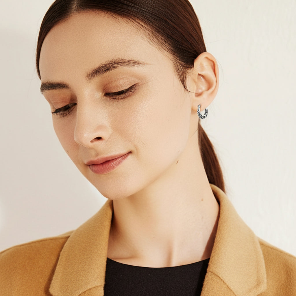 Keltiska silverörhängen - en tidlös symbol för kärlek, styrka och evighet!