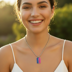 Halsband med bisexuell flagga på en kvinna.