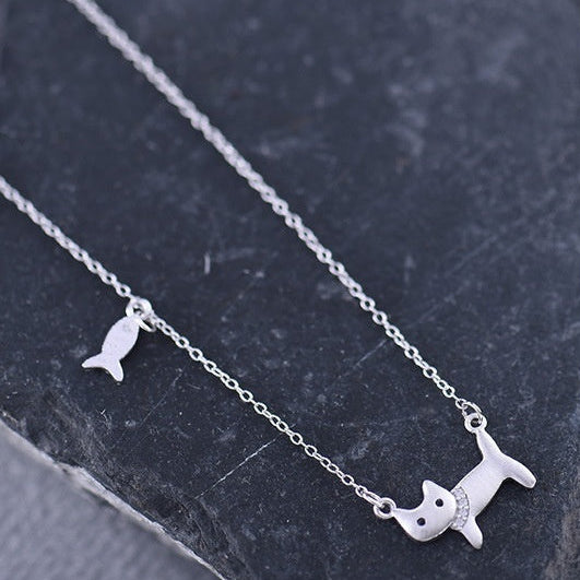 Gulligt silverhalsband med kattmotiv - elegant nog att bära, personligt nog att förstå!