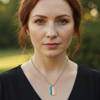 Halsband med pansexuell flagga buren av en kvinna med rödlätt hårfärg.