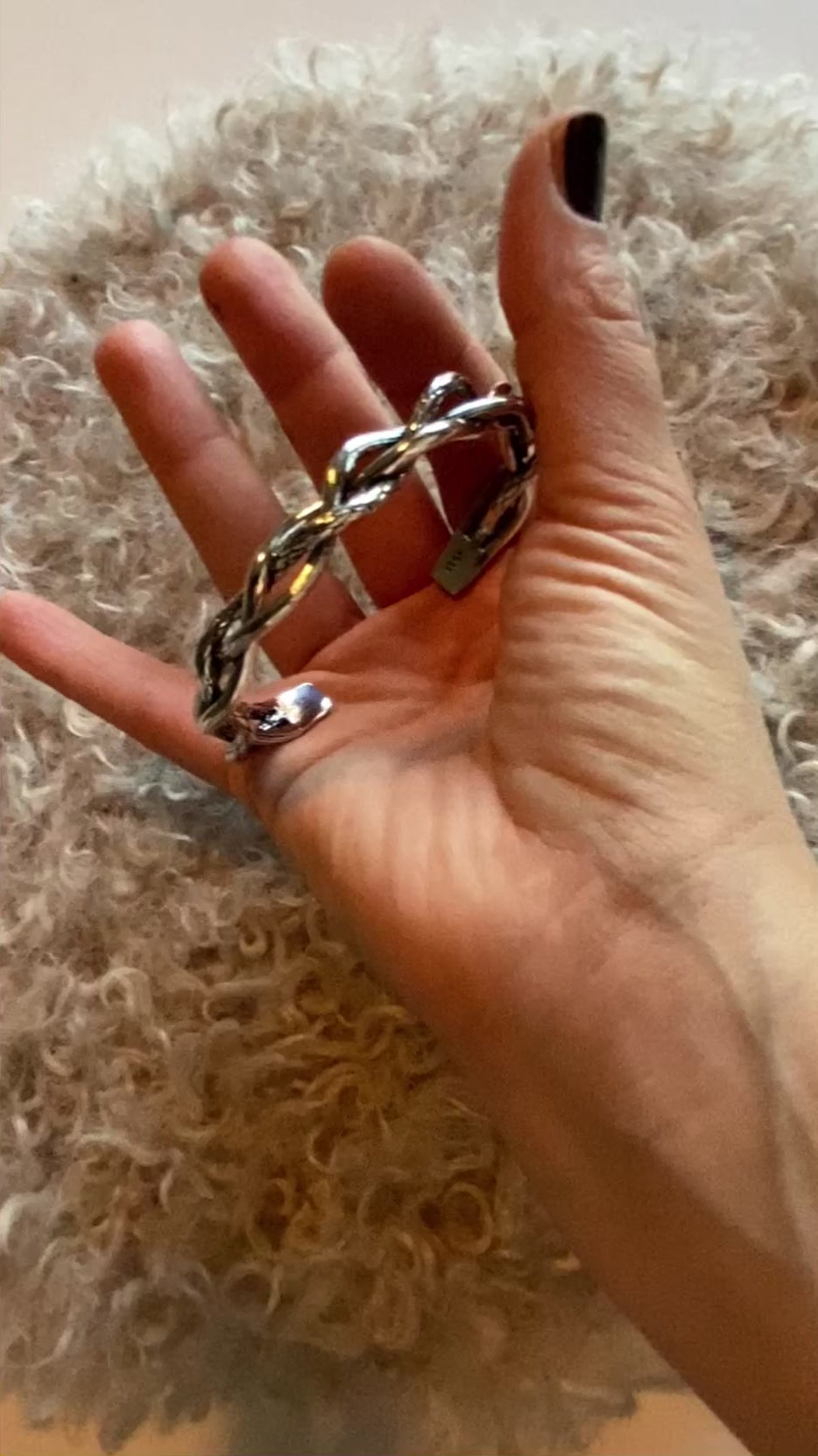 Elegant armband i silver med tvinnad design och justerbar passform - där skönhet, styrka och själ möts.