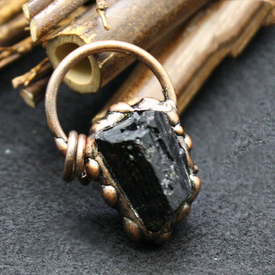 Nattsvart och enigmatisk turmalin